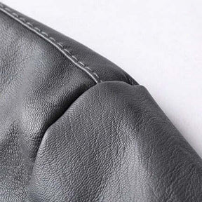 Jaqueta Masculina Premium de Couro Romenzi RZ157 em couro plutônio, com costuras reforçadas e caimento impecável para conforto e sofisticação.