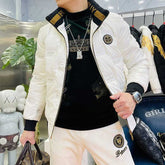 Jaqueta Masculina Puffer Outlier Romenzi RZ172 exibindo design autêntico, isolamento térmico e estilo sofisticado.