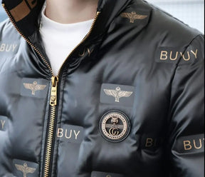 Jaqueta Masculina Puffer Outlier Romenzi RZ172 exibindo design autêntico, isolamento térmico e estilo sofisticado.
