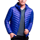 Jaqueta Masculina Puffer Romenzi Compact RZ250 com acabamento elegante e materiais premium. Conforto e estilo para todas as ocasiões.