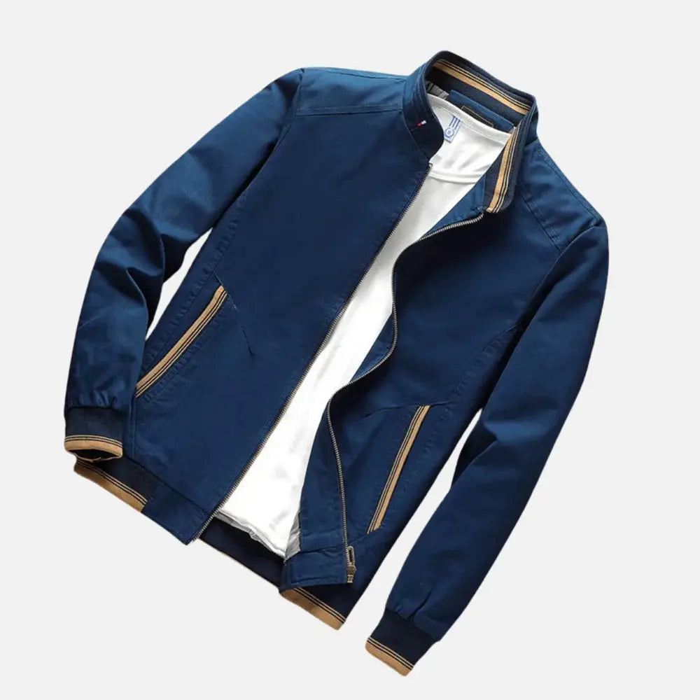 Jaqueta Masculina Romenzi RZ034 com modelagem ampla, detalhes listrados e fechamento em zíper. Conforto e praticidade para o dia a dia.