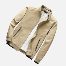 Jaqueta Masculina Romenzi RZ034 com modelagem ampla, detalhes listrados e fechamento em zíper. Conforto e praticidade para o dia a dia.