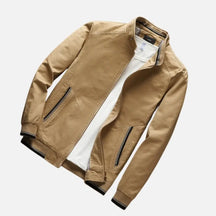 Jaqueta Masculina Romenzi RZ034 com modelagem ampla, detalhes listrados e fechamento em zíper. Conforto e praticidade para o dia a dia.