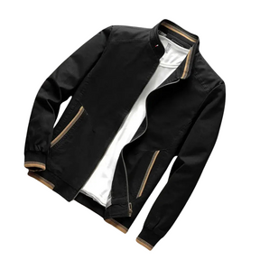 Jaqueta Masculina Romenzi RZ034 com modelagem ampla, detalhes listrados e fechamento em zíper. Conforto e praticidade para o dia a dia.