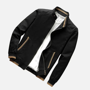 Jaqueta Masculina Romenzi RZ034 com modelagem ampla, detalhes listrados e fechamento em zíper. Conforto e praticidade para o dia a dia.
