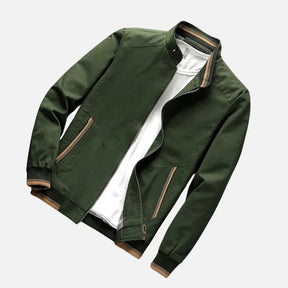 Jaqueta Masculina Romenzi RZ034 com modelagem ampla, detalhes listrados e fechamento em zíper. Conforto e praticidade para o dia a dia.