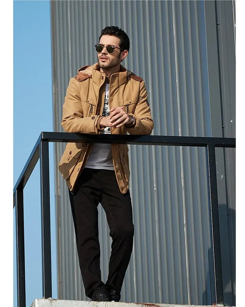 Jaqueta Masculina Spain Coast Romenzi RZ205, possui um design elegante, forro acolchoado para excelente isolamento térmico e máximo conforto.