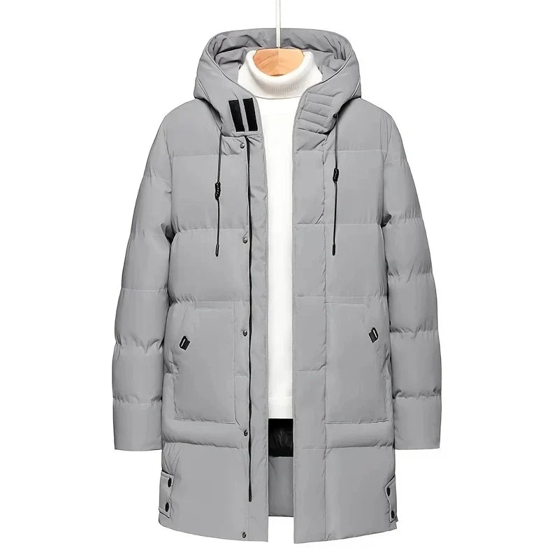 Jaqueta Puffer Longa Masculina Romenzi RZ135 com tecido premium, impermeável e detalhes refinados, perfeita para conforto e proteção contra o frio.