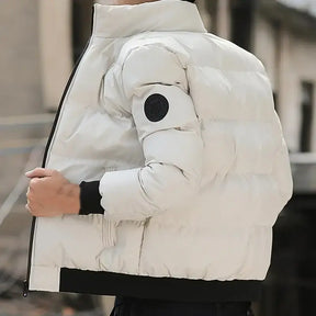 Jaqueta Puffer Masculina Romenzi RZ320 com enchimento térmico, design ergonômico e bolsos funcionais. Ideal para proteção e conforto em climas frios.