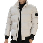 Jaqueta Puffer Masculina Romenzi RZ320 com enchimento térmico, design ergonômico e bolsos funcionais. Ideal para proteção e conforto em climas frios.