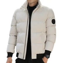 Jaqueta Puffer Masculina Romenzi RZ320 com enchimento térmico, design ergonômico e bolsos funcionais. Ideal para proteção e conforto em climas frios.