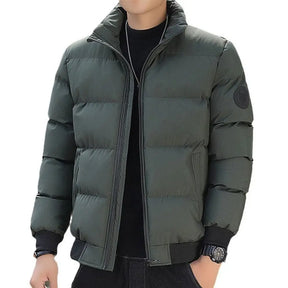 Jaqueta Puffer Masculina Romenzi RZ320 com enchimento térmico, design ergonômico e bolsos funcionais. Ideal para proteção e conforto em climas frios.