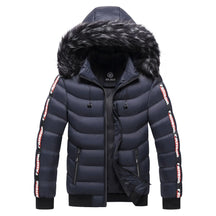 Jaqueta Puffer Masculina com Capuz Romenzi RZ225 com capuz forrado, acolchoada e elegante, oferecendo conforto e estilo.