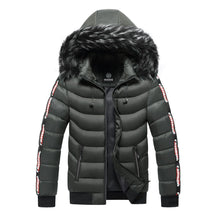 Jaqueta Puffer Masculina com Capuz Romenzi RZ225 com capuz forrado, acolchoada e elegante, oferecendo conforto e estilo.