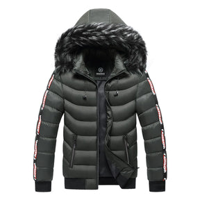 Jaqueta Puffer Masculina com Capuz Romenzi RZ225 com capuz forrado, acolchoada e elegante, oferecendo conforto e estilo.