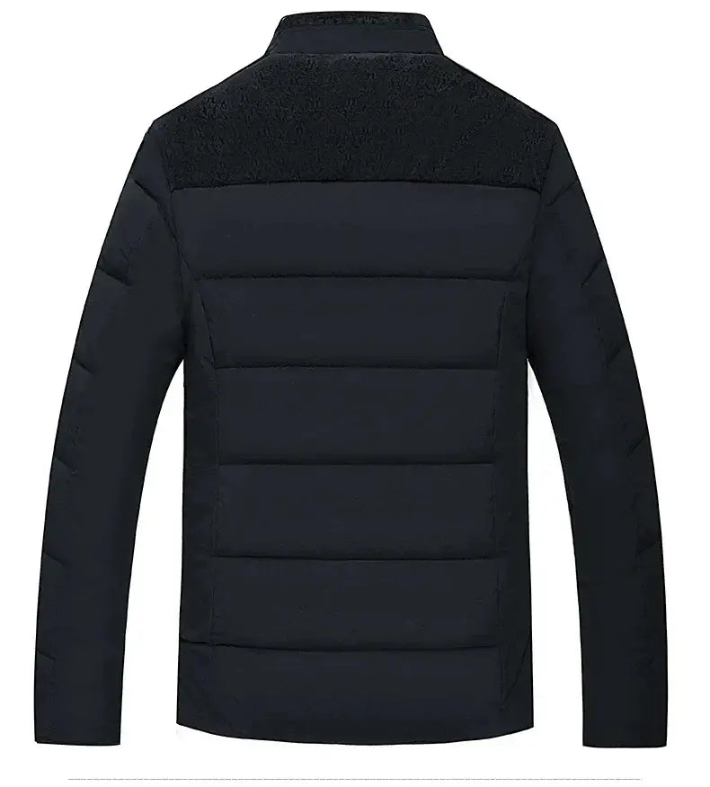 Jaqueta Puffer Masculina Grife Romenzi RZ148 com tecido resistente à água, design ajustado e isolamento térmico para sofisticação e funcionalidade.