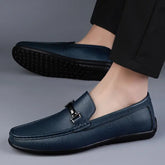 Mocassim masculino em couro premium, com design clássico e refinado. Palmilha macia e solado flexível para conforto prolongado.