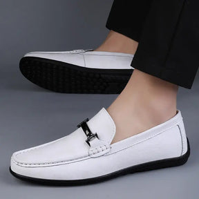 Mocassim masculino em couro premium, com design clássico e refinado. Palmilha macia e solado flexível para conforto prolongado.
