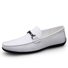 Mocassim masculino em couro premium, com design clássico e refinado. Palmilha macia e solado flexível para conforto prolongado.