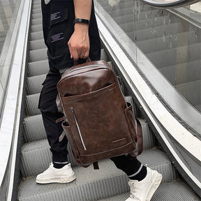Mochila Executiva em Couro Romenzi Venice RZ068 com design sofisticado e compartimentos para notebooks e itens pessoais.