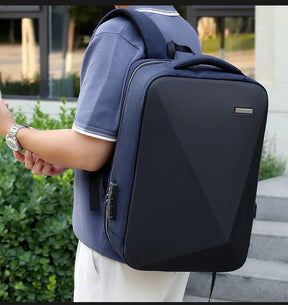 Mochila Executiva Romenzi RZ067 com tecido impermeável, compartimento para notebook 15'', porta USB, trava TSA e design moderno e funcional.