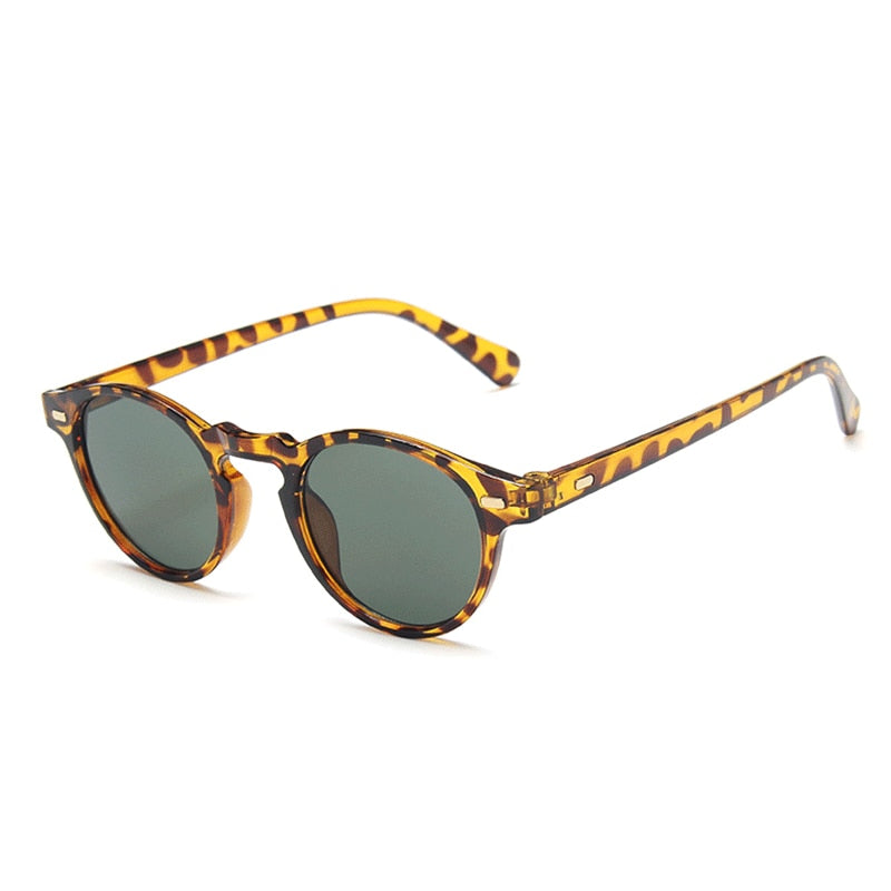Óculos de Sol Romenzi Barcelona RZ682 em detalhe, modelo inspirado em Barcelona com lentes de policarbonato e proteção UV400 que combinam estilo e elegância.