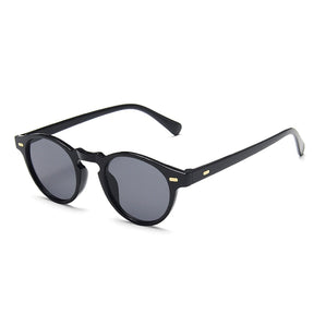 Óculos de Sol Romenzi Barcelona RZ682 em detalhe, modelo inspirado em Barcelona com lentes de policarbonato e proteção UV400 que combinam estilo e elegância.
