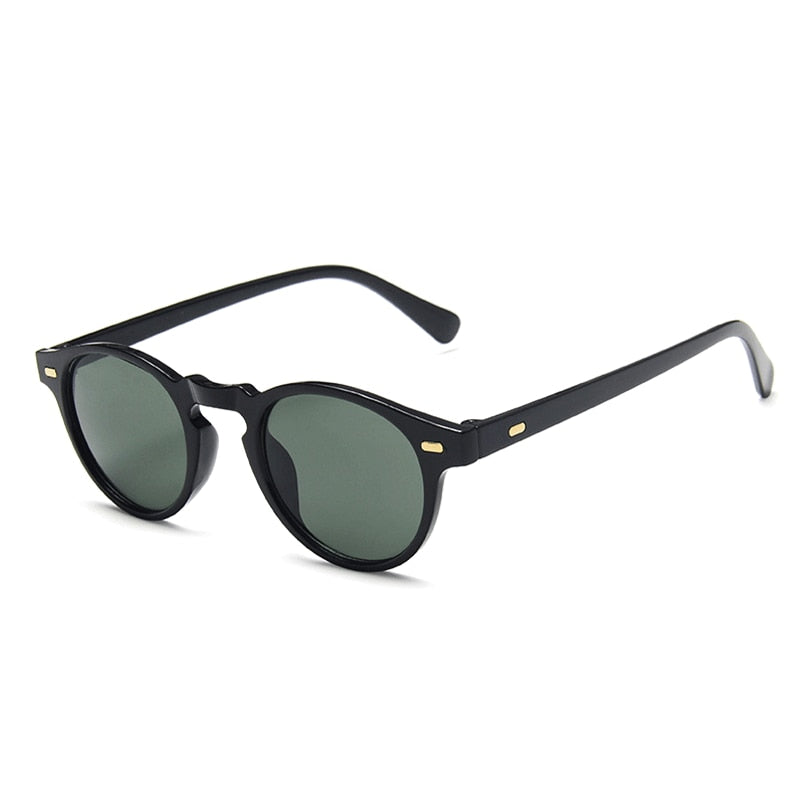 Óculos de Sol Romenzi Barcelona RZ682 em detalhe, modelo inspirado em Barcelona com lentes de policarbonato e proteção UV400 que combinam estilo e elegância.