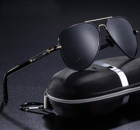 Óculos de Sol Romenzi Eagle RZ684 em destaque, modelo sofisticado com lentes UV que garantem conforto, proteção solar e estilo elegante para o visual masculino.