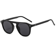 Óculos de Sol Romenzi Havaí RZ685 em destaque, acessório leve e moderno inspirado no Havaí, com lentes de proteção UV400 que unem estilo e conforto.