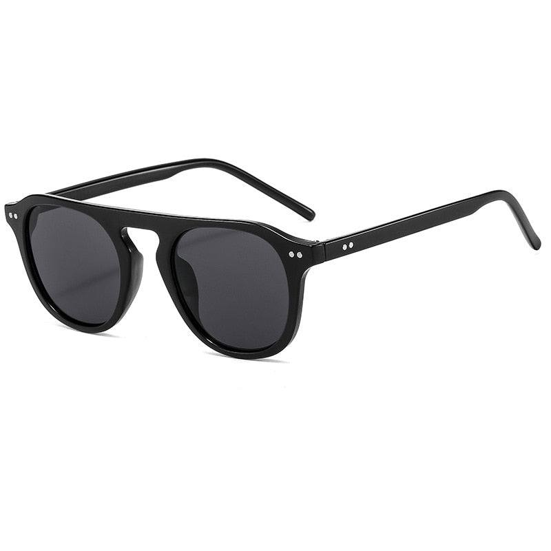 Óculos de Sol Romenzi Havaí RZ685 em destaque, acessório leve e moderno inspirado no Havaí, com lentes de proteção UV400 que unem estilo e conforto.