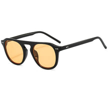 Óculos de Sol Romenzi Havaí RZ685 em destaque, acessório leve e moderno inspirado no Havaí, com lentes de proteção UV400 que unem estilo e conforto.
