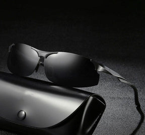 Óculos de Sol Romenzi Magnum RZ688 em detalhe, modelo moderno com armação leve e resistente que garante conforto, durabilidade e proteção solar ao visual.