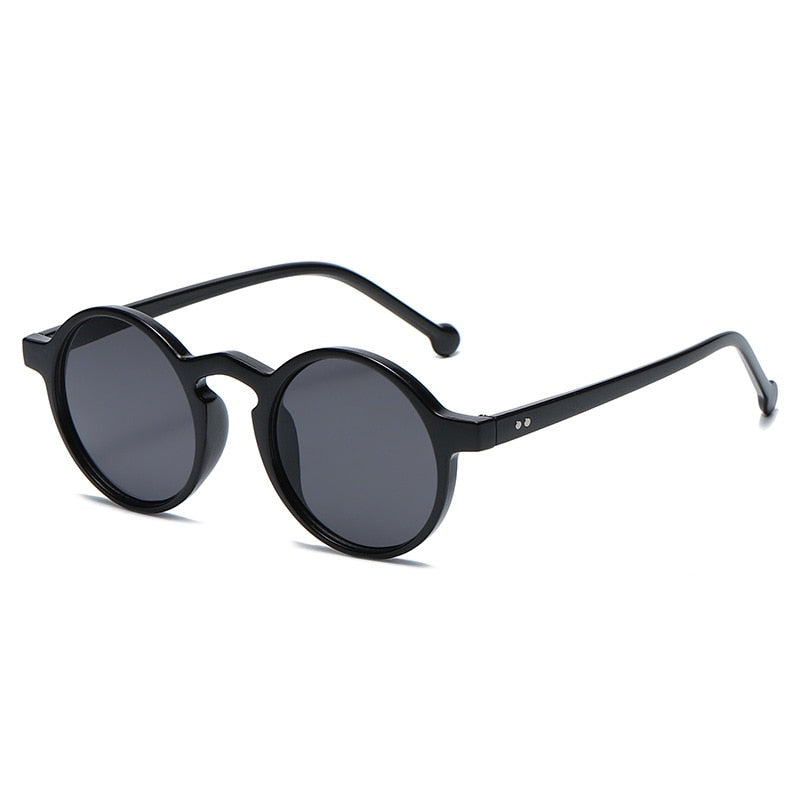 Óculos de Sol Romenzi Miami RZ690 em detalhe, modelo sofisticado inspirado em Miami que garante conforto, durabilidade e proteção solar com muito estilo.