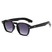 Óculos de Sol Romenzi Mykonos RZ691 em detalhe, modelo sofisticado inspirado na Grécia com lentes de proteção UV que oferecem conforto, durabilidade e estilo.