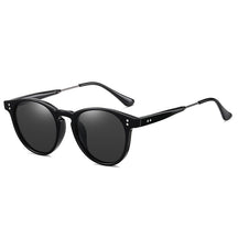 Óculos de Sol Romenzi Rio de Janeiro RZ694 em destaque, modelo inspirado nas praias cariocas com lentes UV400 que oferecem proteção solar, conforto e estilo.