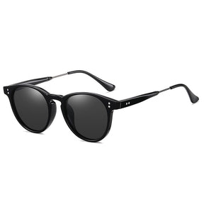 Óculos de Sol Romenzi Rio de Janeiro RZ694 em destaque, modelo inspirado nas praias cariocas com lentes UV400 que oferecem proteção solar, conforto e estilo.