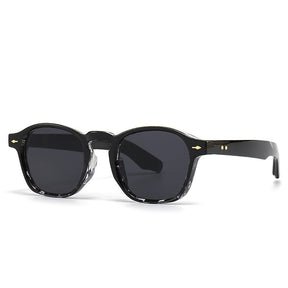 Óculos de Sol Romenzi Sardenha RZ695 em destaque, modelo leve e sofisticado com lentes de proteção UV que unem conforto, durabilidade e estilo refinado.