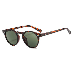 Óculos de Sol Romenzi Sydney RZ696 em detalhe, modelo contemporâneo com lentes escuras UV400 que oferecem conforto, proteção solar e estilo sofisticado.