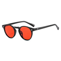 Óculos de Sol Romenzi Sydney RZ696 em detalhe, modelo contemporâneo com lentes escuras UV400 que oferecem conforto, proteção solar e estilo sofisticado.