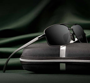 Óculos de Sol Romenzi Vintage RZ697 em detalhe, modelo inspirado nos anos 50 e 60 que combina estilo retrô, conforto e proteção solar com autenticidade.