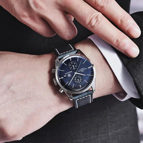 Relógio Masculino Romenzi Majestic RZ716 com pulseira em couro ajustável, vidro de safira, quartzo japonês e resistência à água até 30 metros.