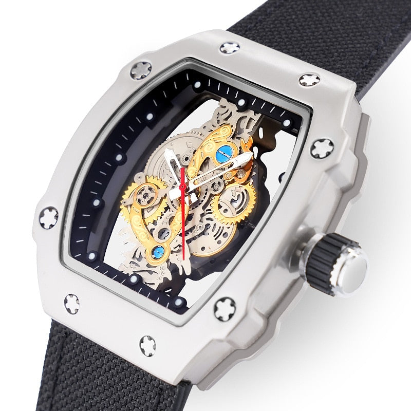 Relógio Masculino Romenzi Scorpion RZ722 com pulseira em látex, vidro de safira e design robusto que une resistência, conforto e sofisticação em todas ocasiões.