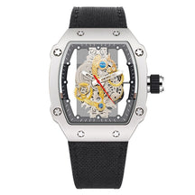 Relógio Masculino Romenzi Scorpion RZ722 com pulseira em látex, vidro de safira e design robusto que une resistência, conforto e sofisticação em todas ocasiões.