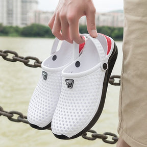 Sandália Masculina Romenzi Croc`s Summer RZ510 feita em EVA com sola de borracha, leve e resistente, oferecendo conforto, praticidade e estilo moderno.