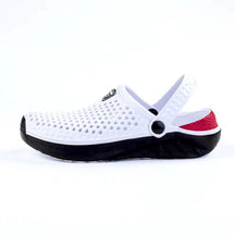 Sandália Masculina Romenzi Croc`s Summer RZ510 feita em EVA com sola de borracha, leve e resistente, oferecendo conforto, praticidade e estilo moderno.