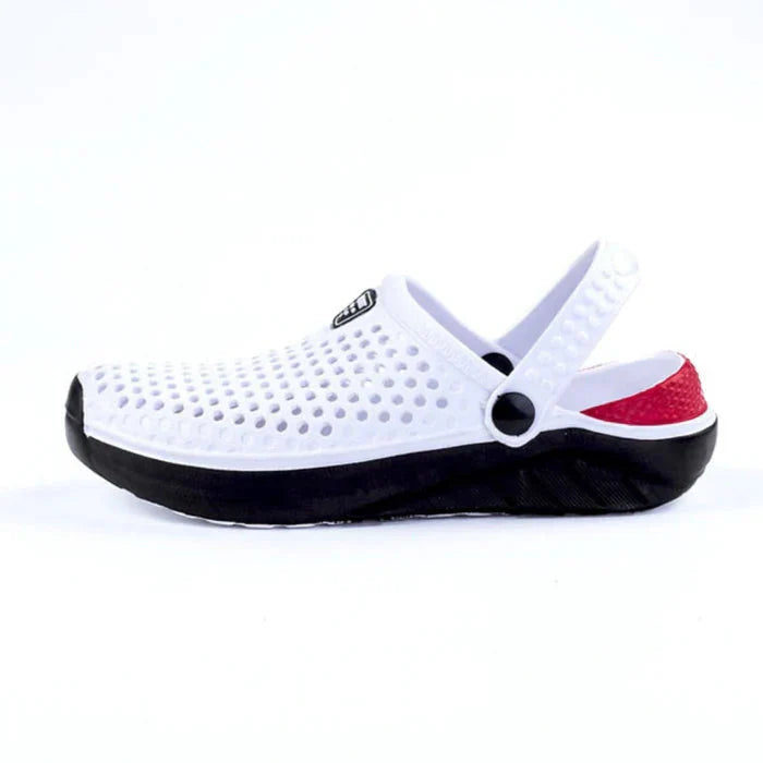 Sandália Masculina Romenzi Croc`s Summer RZ510 feita em EVA com sola de borracha, leve e resistente, oferecendo conforto, praticidade e estilo moderno.