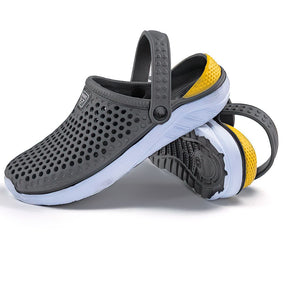 Sandália Masculina Romenzi Croc`s Summer RZ510 feita em EVA com sola de borracha, leve e resistente, oferecendo conforto, praticidade e estilo moderno.