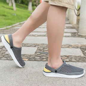 Sandália Masculina Romenzi Croc`s Summer RZ510 feita em EVA com sola de borracha, leve e resistente, oferecendo conforto, praticidade e estilo moderno.