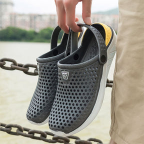 Sandália Masculina Romenzi Croc`s Summer RZ510 feita em EVA com sola de borracha, leve e resistente, oferecendo conforto, praticidade e estilo moderno.